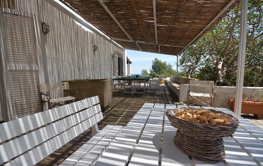 Ground floor - Furnished pergola sea view with dining table